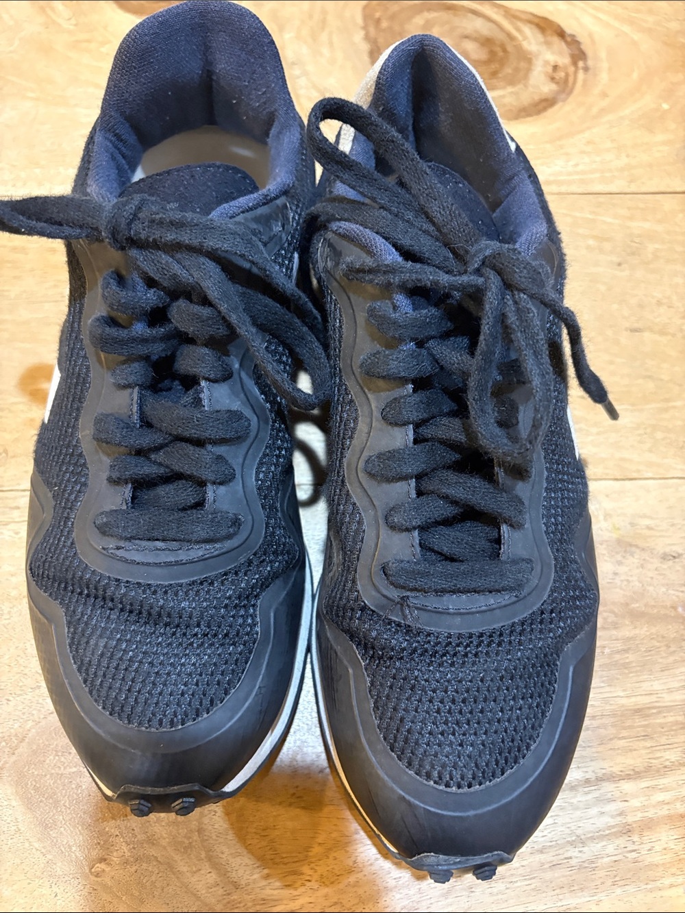 Veja women’s  black and ivory Sneakers size 6 - Picture 3 of 6